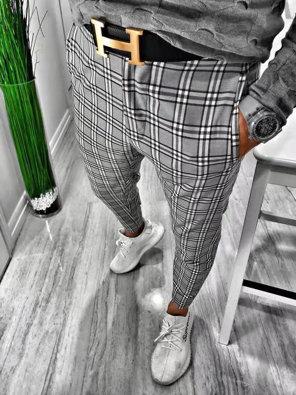 Pantalones casuales a cuadros blancos y negros para hombre.