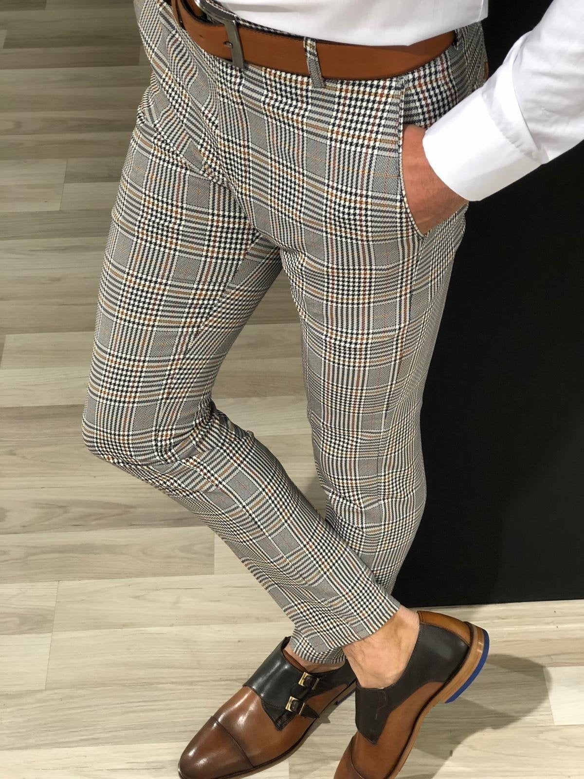 Pantalones casuales a cuadros blancos y negros para hombre.