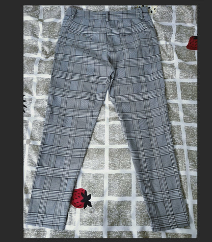 Pantalones casuales a cuadros blancos y negros para hombre.