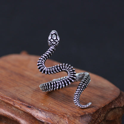 Anillo de serpiente antiguo con dedo índice