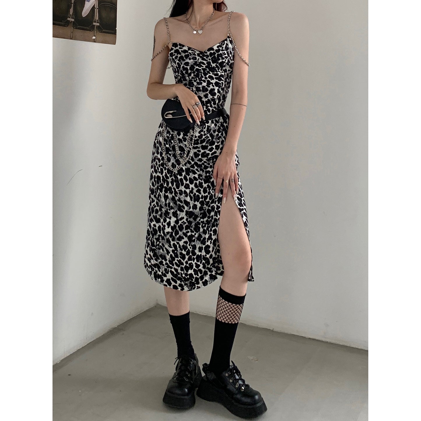 Vestido con tirantes y estampado de leopardo